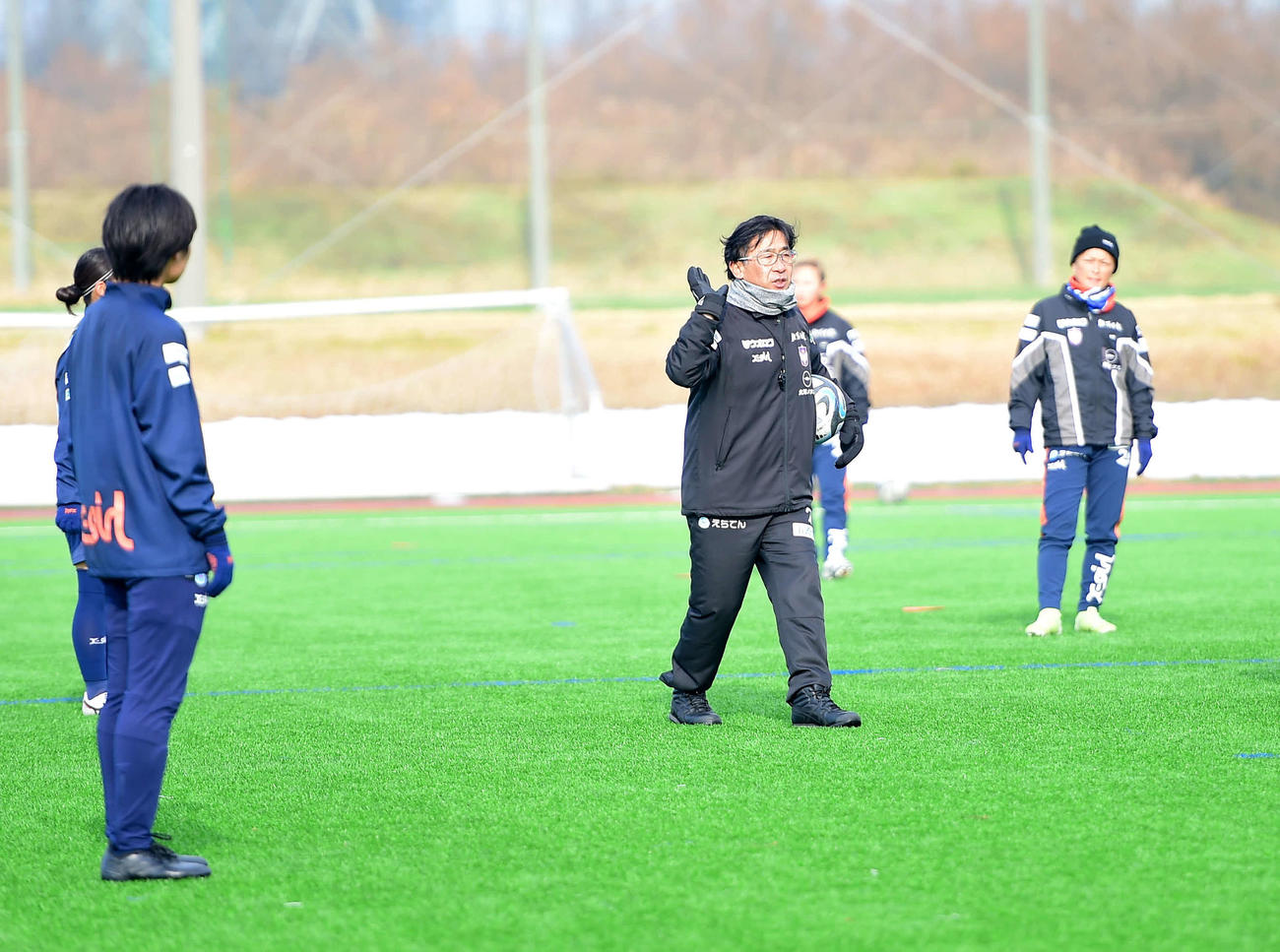 練習で選手に指示を送る新潟レディース橋川監督（中央）