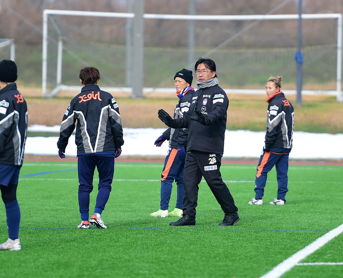 練習で選手に指示を送る新潟レディース橋川監督（右から2人目）