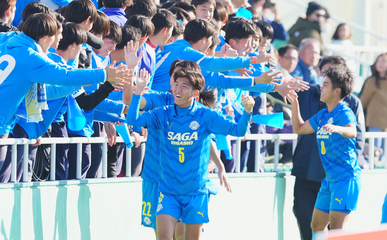 丸岡対佐賀東　後半、PKを決め、スタンドに駆け寄りタッチをする佐賀東・江頭（中央）ら選手たち（撮影・菅敏）
