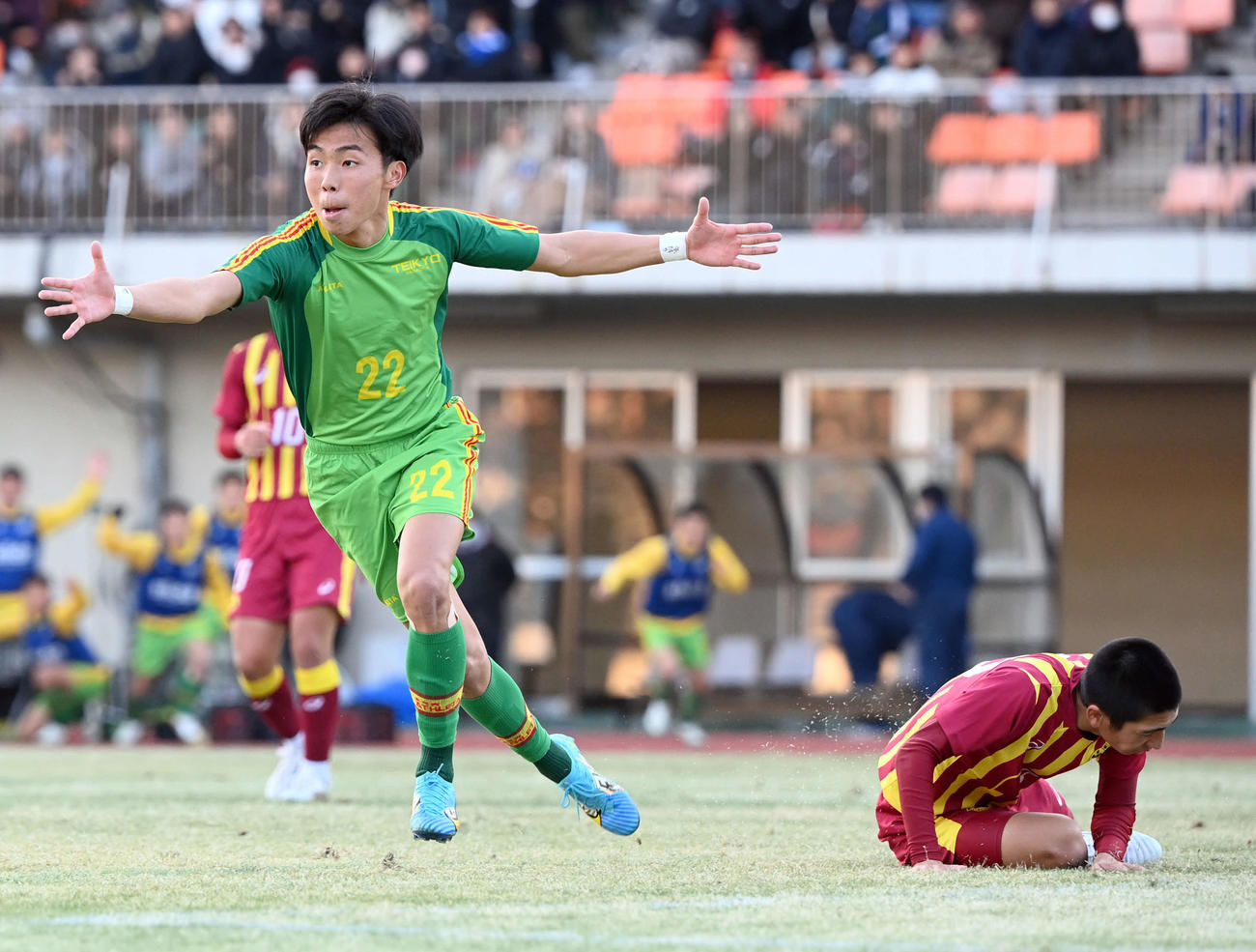 帝京長岡対長崎総合科学大付　　後半、決勝ゴールを決め両手を広げる帝京長岡・谷中（撮影・たえ見朱実）