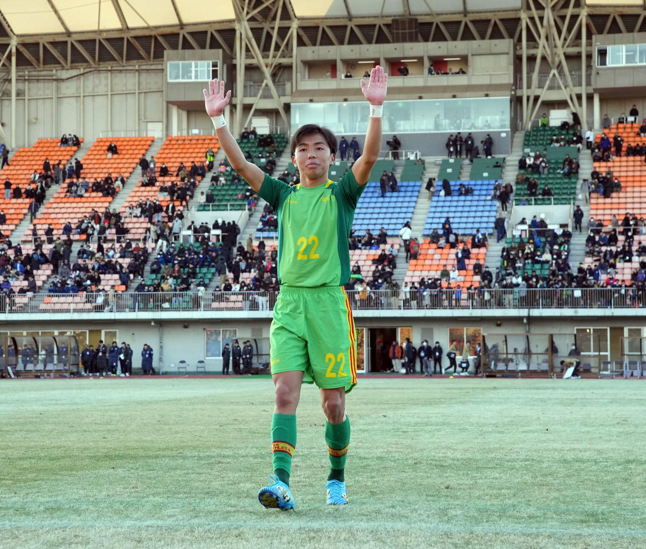 帝京長岡対長崎総合科学大付　　長崎総合科学大付に勝利し笑顔で応援団の声援に応える帝京長岡・谷中（撮影・たえ見朱実）