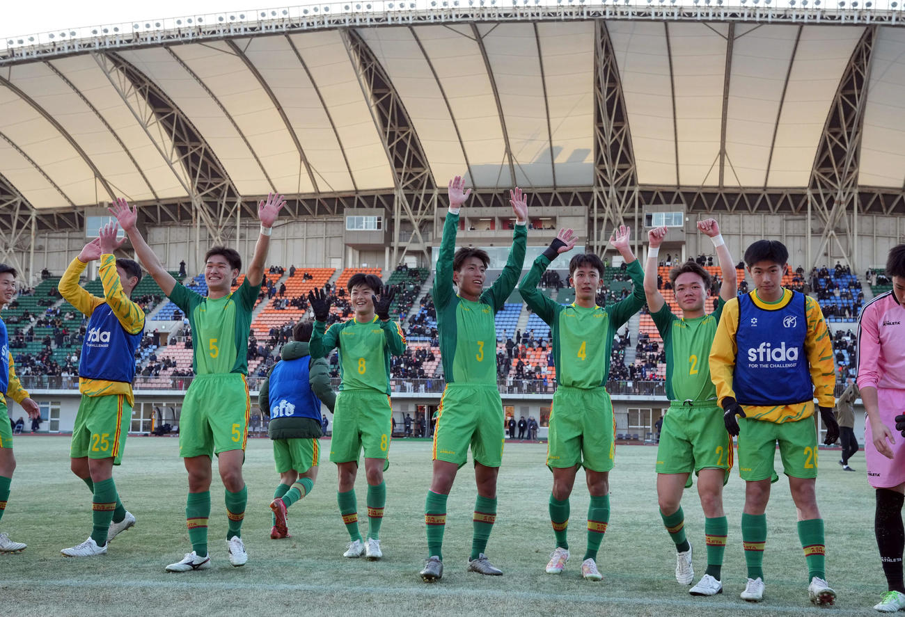 帝京長岡対長崎総合科学大付　　長崎総合科学大付に勝利し笑顔で応援団の声援に応える帝京長岡（撮影・たえ見朱実）