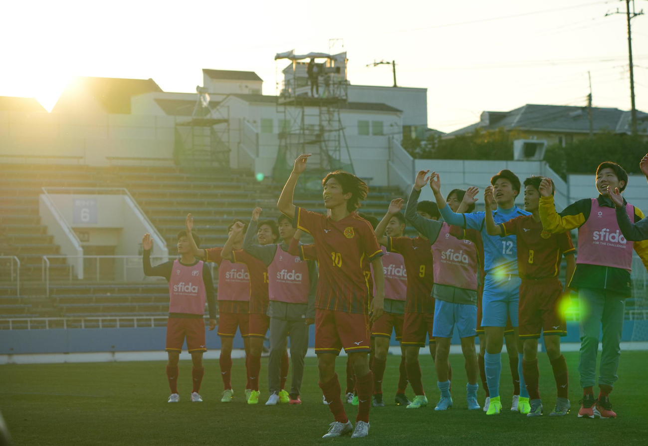 仙台育英対神戸弘陵　仙台育英に勝利し盛り上がる北藤（手前）ら神戸弘陵の選手たち（撮影・垰建太）