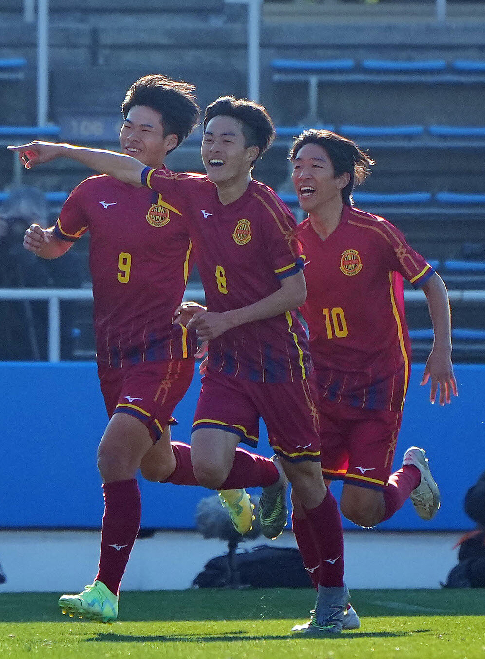 仙台育英対神戸弘陵　前半、先制ゴールを決め駆け出す神戸弘陵・木津（中央）ら（撮影・垰建太）