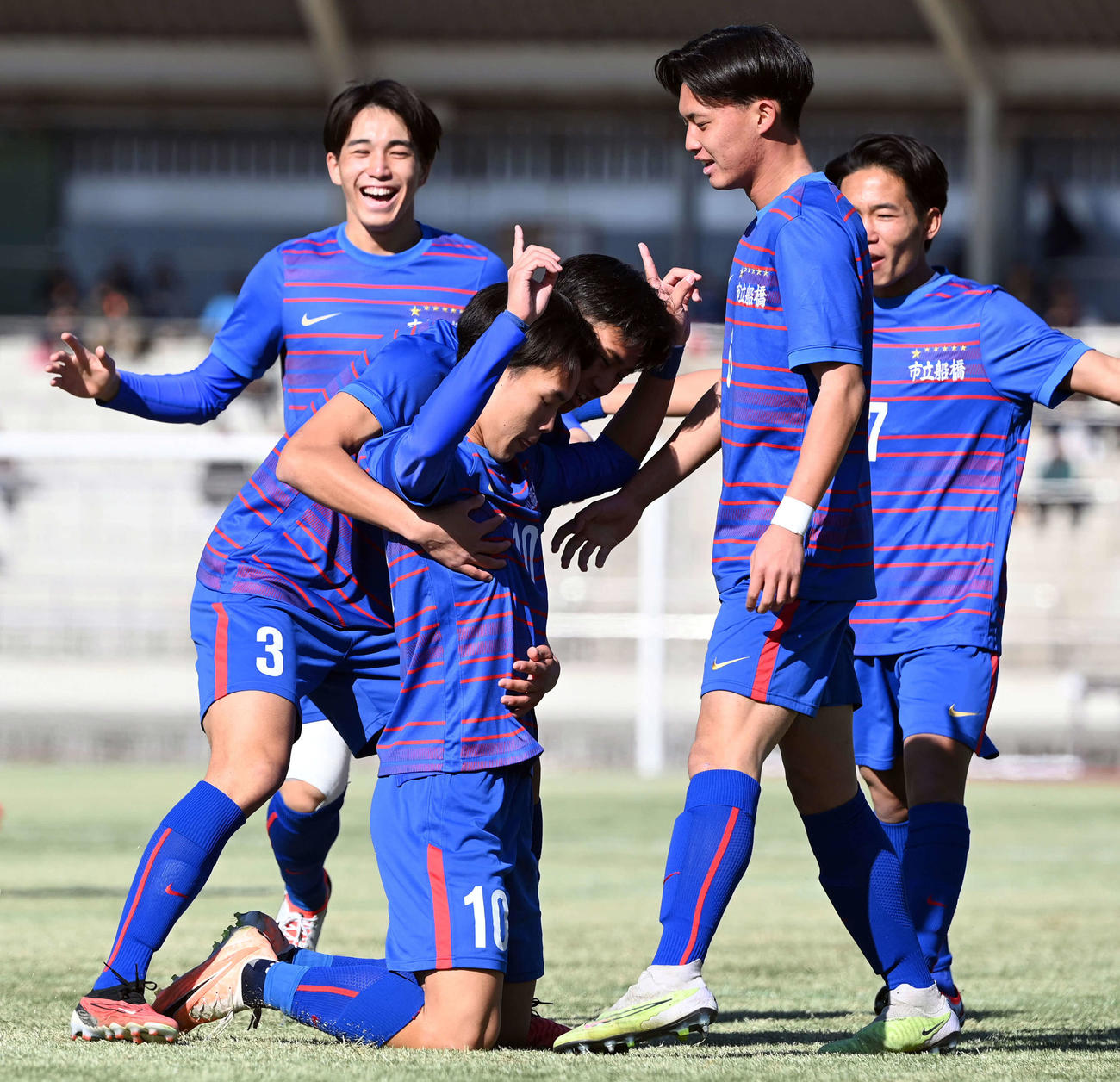 市船橋対高川学園　前半、先制のゴールを決め喜ぶ市船橋・郡司（中央）（撮影・たえ見朱実）