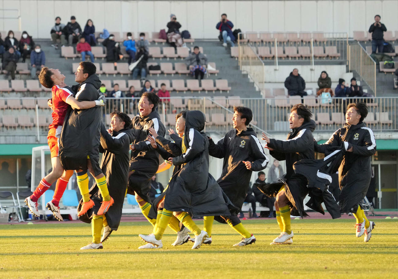 北海対大手前高松　PK戦を制し大喜びするGK小野寺（左）ら北海イレブン（撮影・小沢裕）
