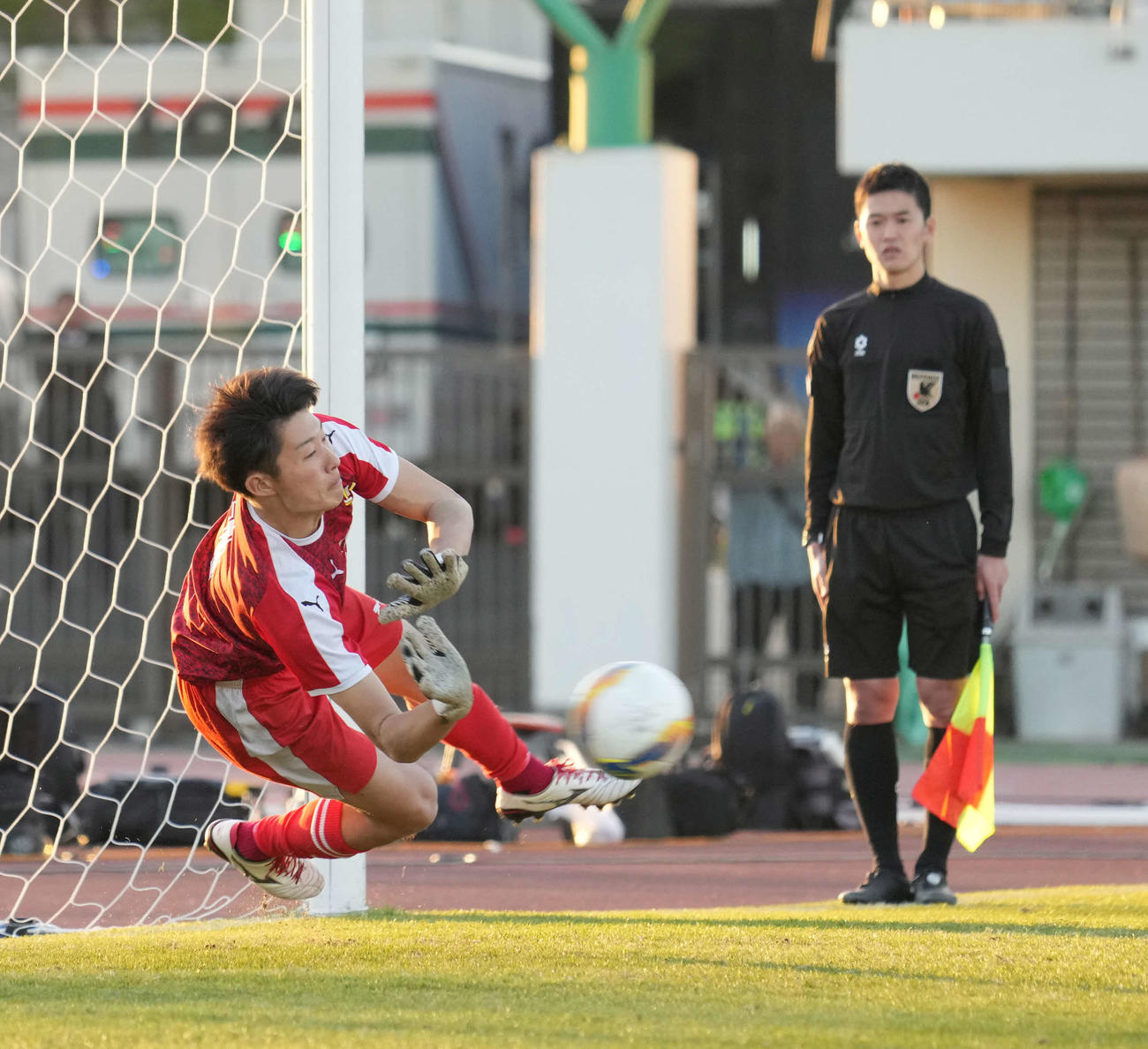 北海対大手前高松　PK戦で6人目のキックをセーブする北海GK小野寺（撮影・小沢裕）