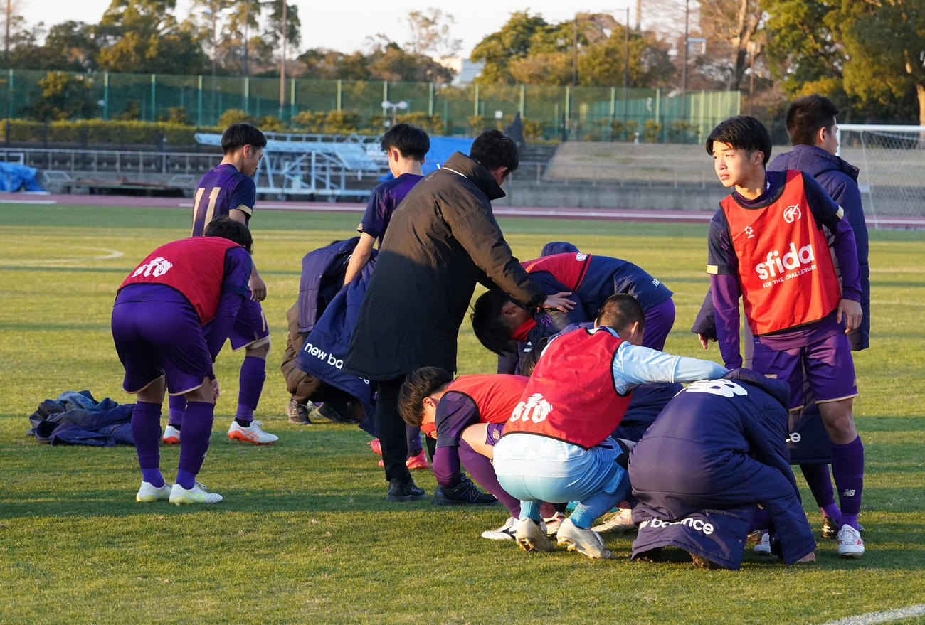 北海対大手前高松　PK戦で初戦敗退を喫しがっくりする大手前高松イレブン（撮影・小沢裕）