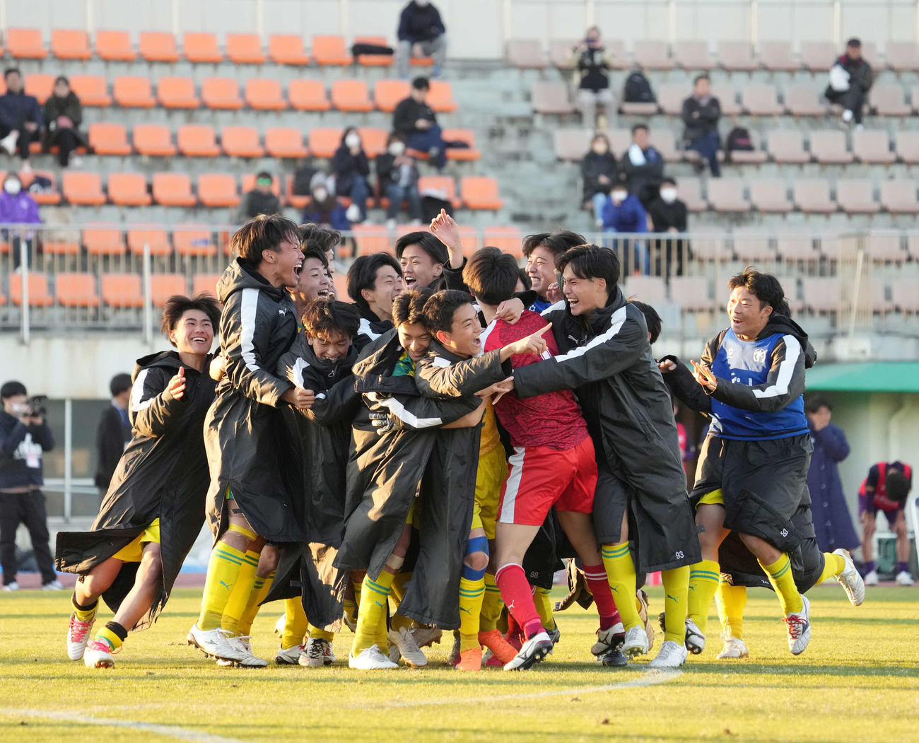 北海対大手前高松　PK戦を制し歓喜に沸く北海イレブン（撮影・小沢裕）
