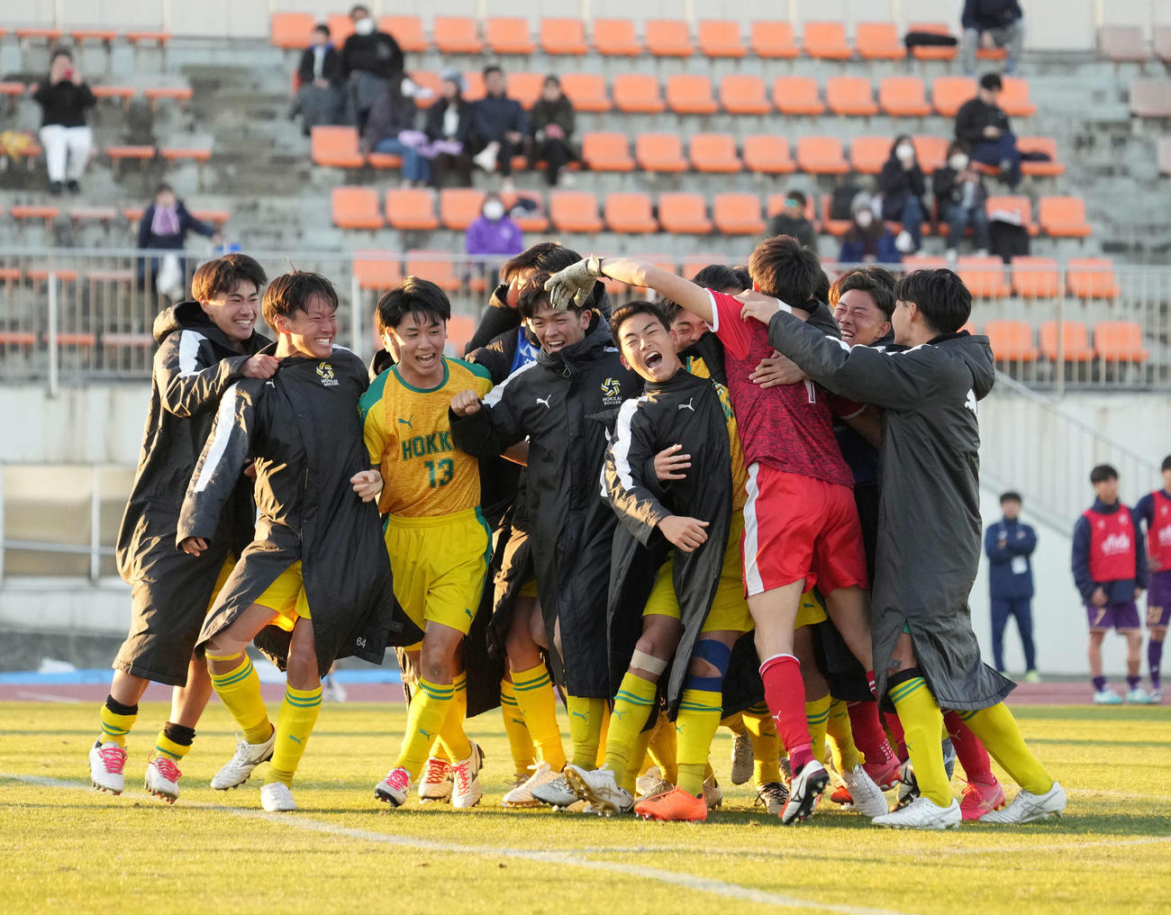 北海対大手前高松　PK戦を制し歓喜に沸く北海イレブン（撮影・小沢裕）