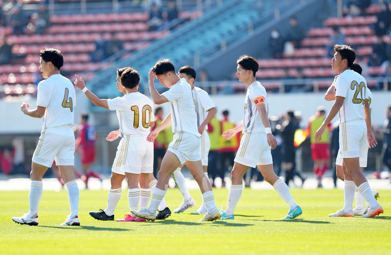 帝京三対初芝橋本　前半、初芝橋本・大丸にゴールを決められ、2失点目となり、集まる帝京三の選手たち（撮影・江口和貴）