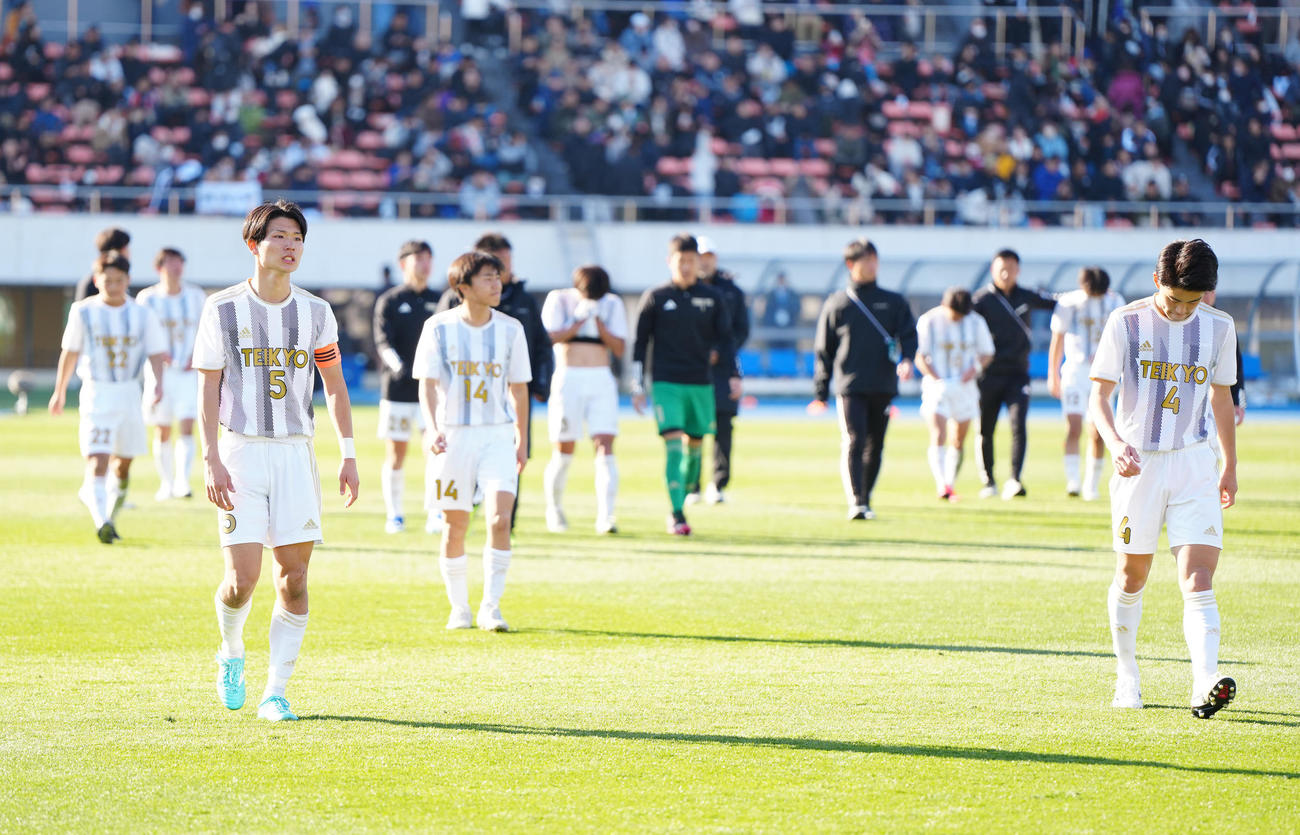 帝京三対初芝橋本　試合後、応援席へあいさつに向かう大野（手前左）ら帝京三の選手たち（撮影・江口和貴）
