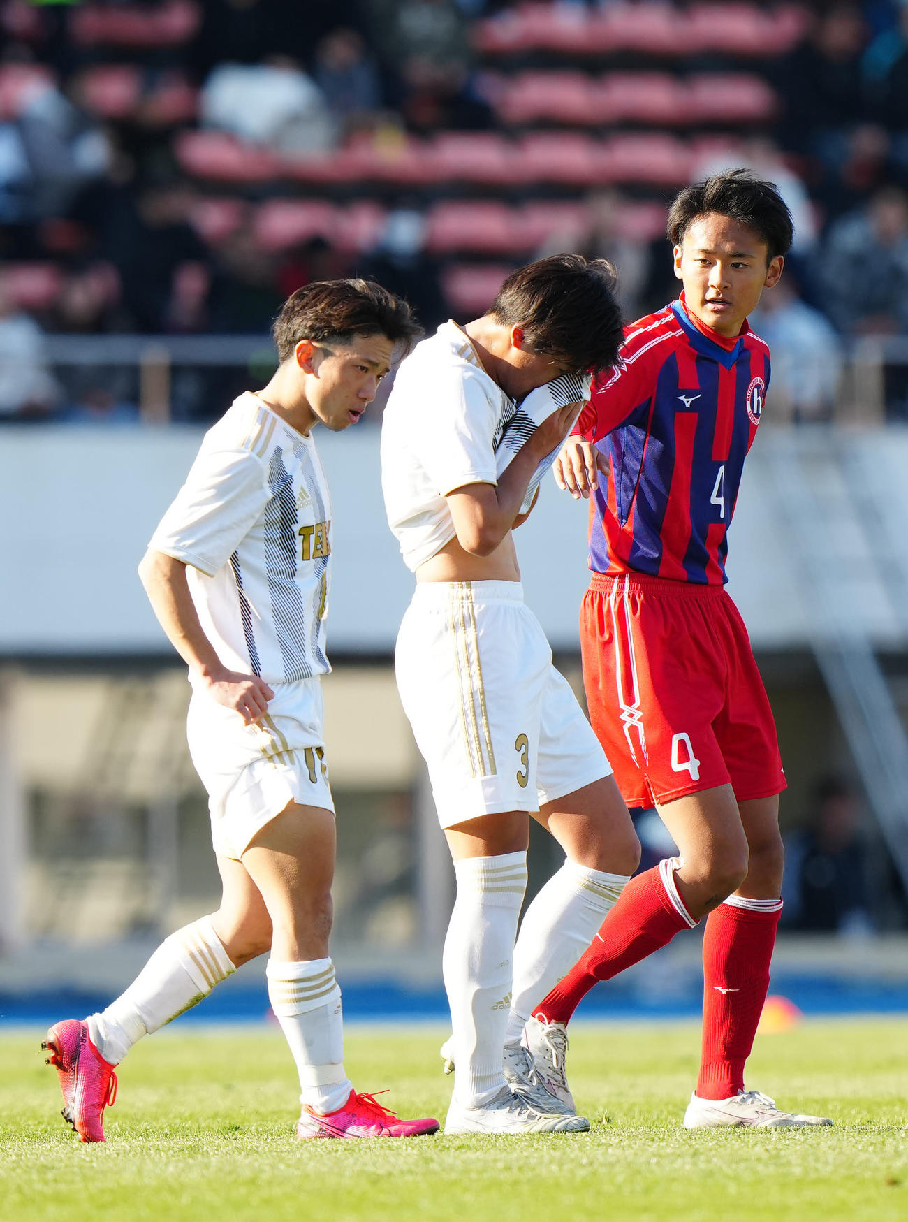 帝京三対初芝橋本　試合後、帝京三・原田（中央）に声をかける初芝橋本・石丸（右）（撮影・江口和貴）