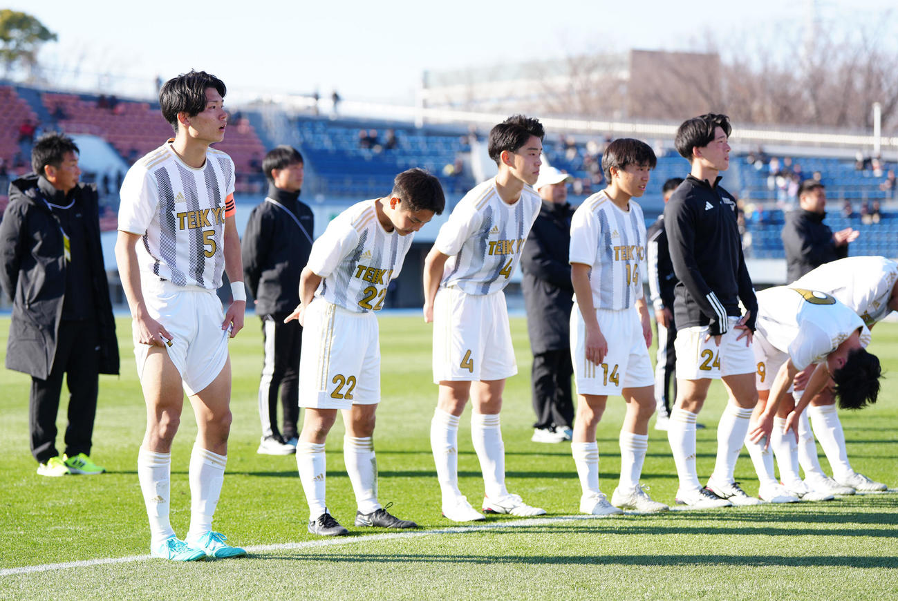 帝京三対初芝橋本　試合後、応援席にあいさつする帝京三の選手たち（撮影・江口和貴）