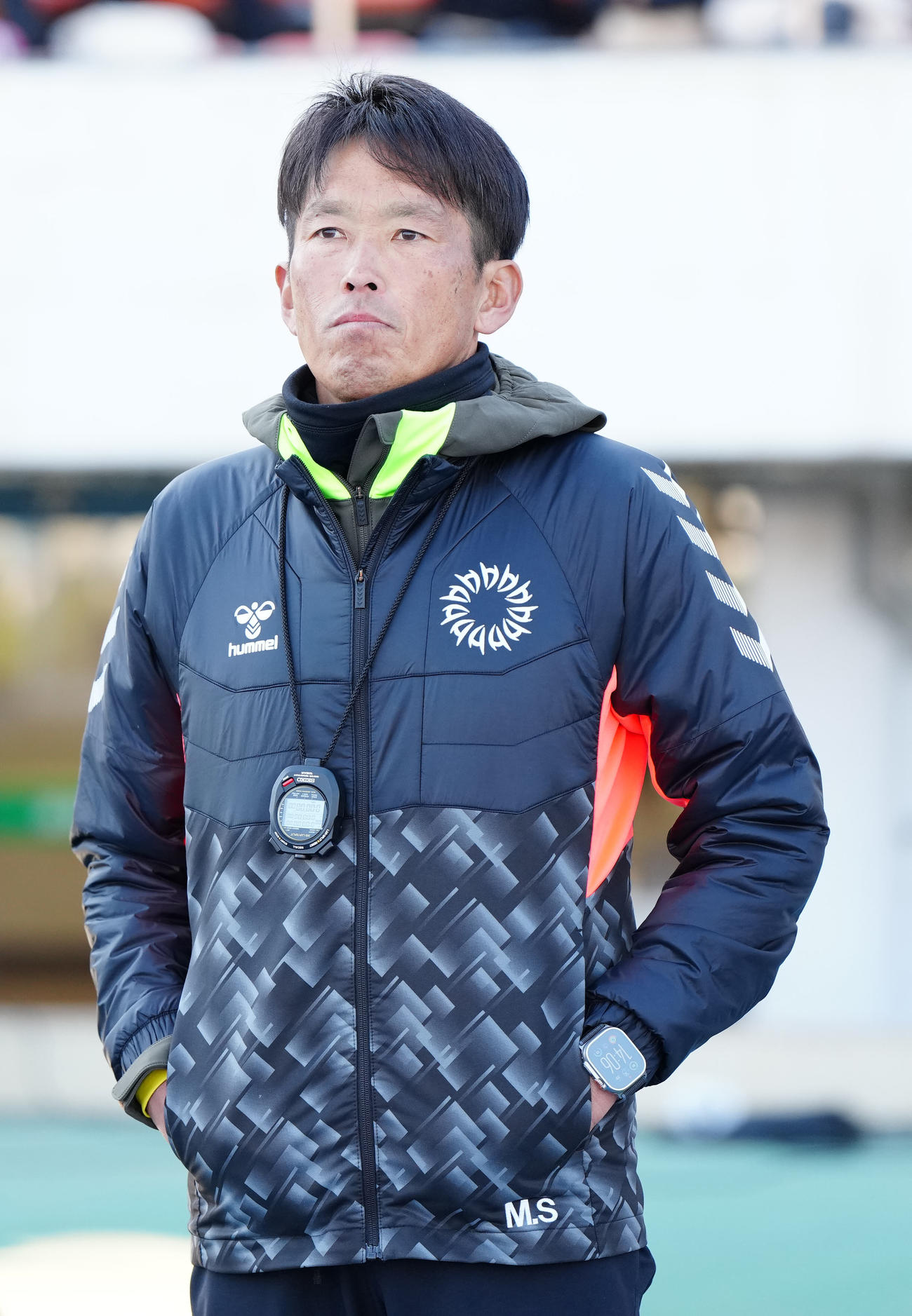 堀越対今治東中教校　試合前、ベンチ前に立つ堀越・佐藤監督（撮影・江口和貴）