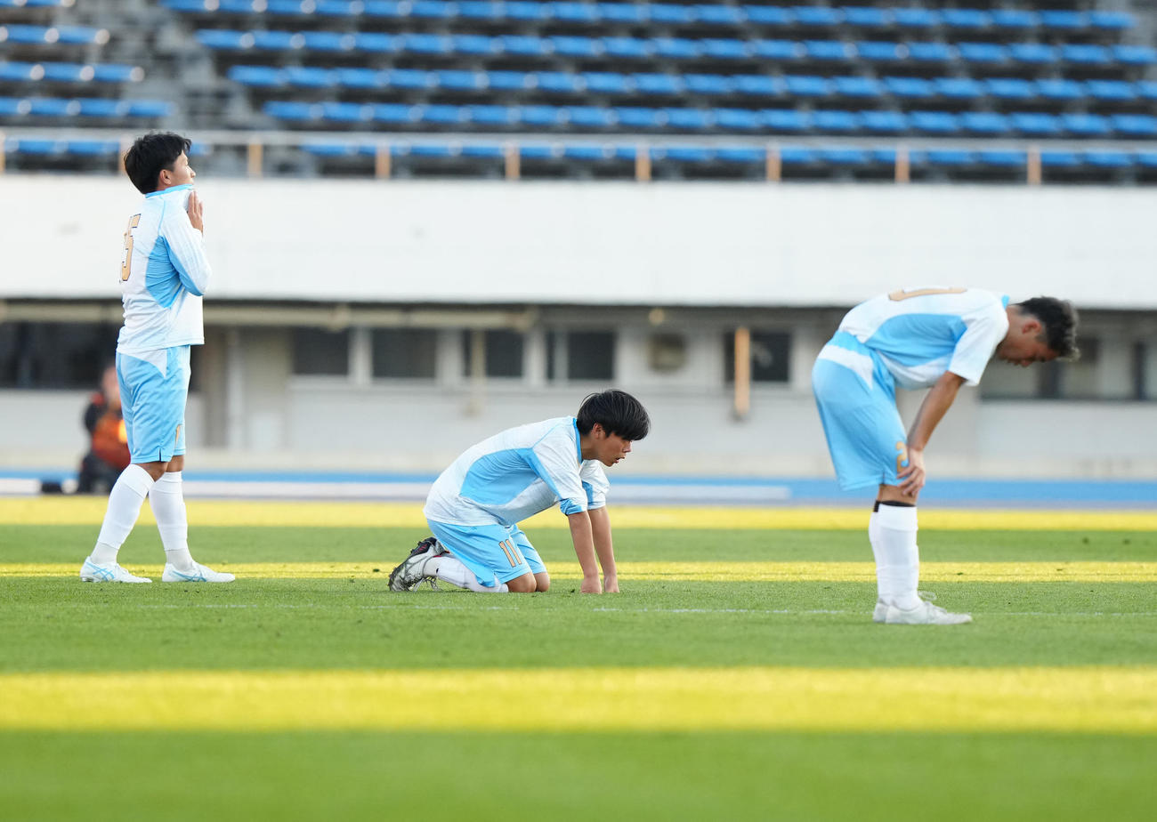 堀越対今治東中教校　試合終了のホイッスルを聞き、肩を落とす今治東中教校・高瀬（中央）ら（撮影・江口和貴）