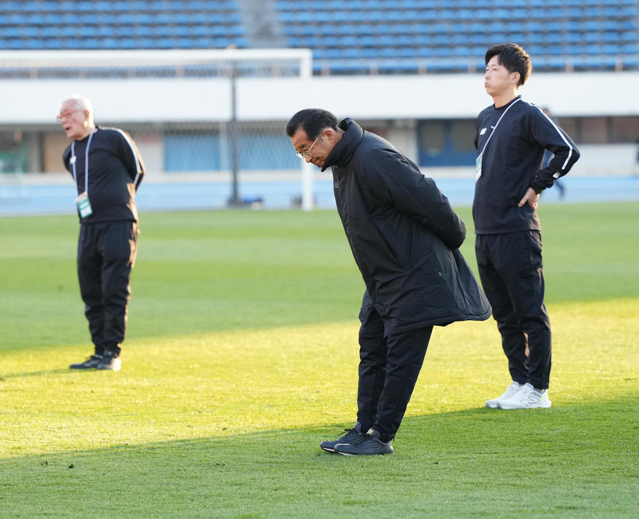 堀越対今治東中教校　試合後、応援席に向かい、あいさつする今治東中教校・谷監督（中央）（撮影・江口和貴）