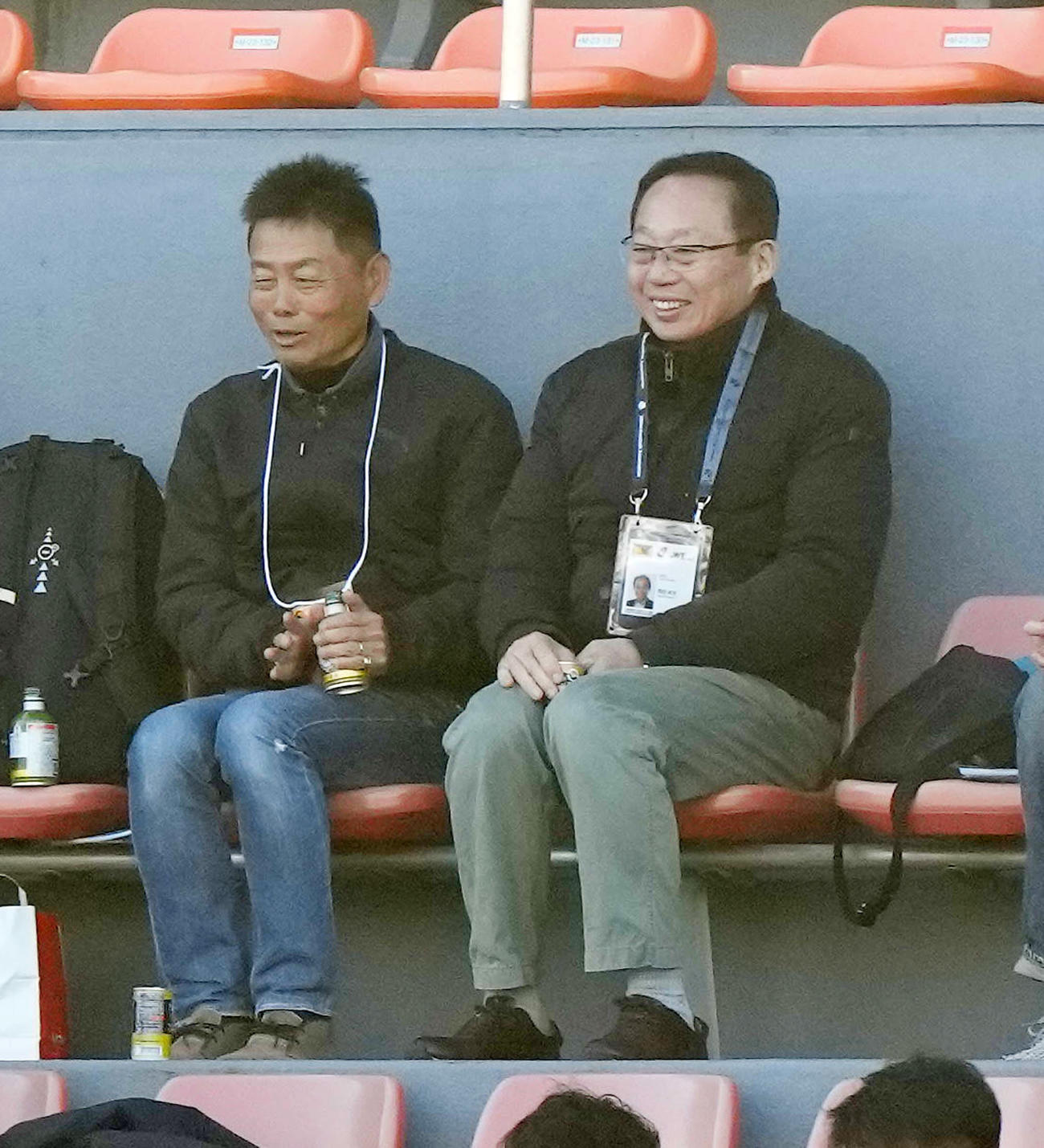 堀越対今治東中教校　観戦するJ3今治会長で日本サッカー協会副会長の岡田氏（右）とJ2熊本の大木監督（撮影・江口和貴）