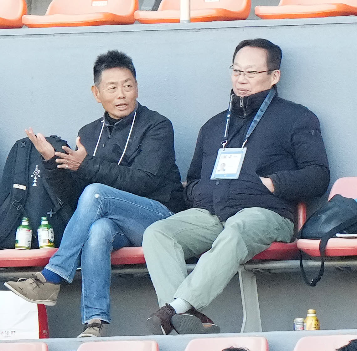 堀越対今治東中教校　観戦するJ3今治会長で日本サッカー協会副会長の岡田氏（右）とJ2熊本の大木監督（撮影・江口和貴）