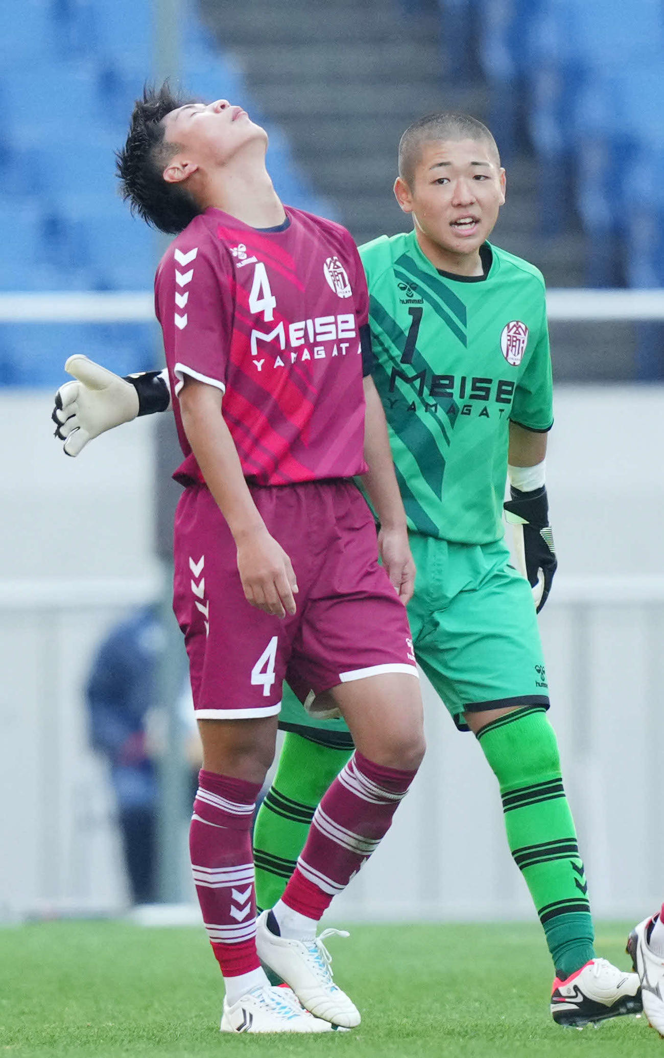 山形明正対米子北　試合に敗れ涙を流す山形明正・松田。右はGK酒井（撮影・横山健太）
