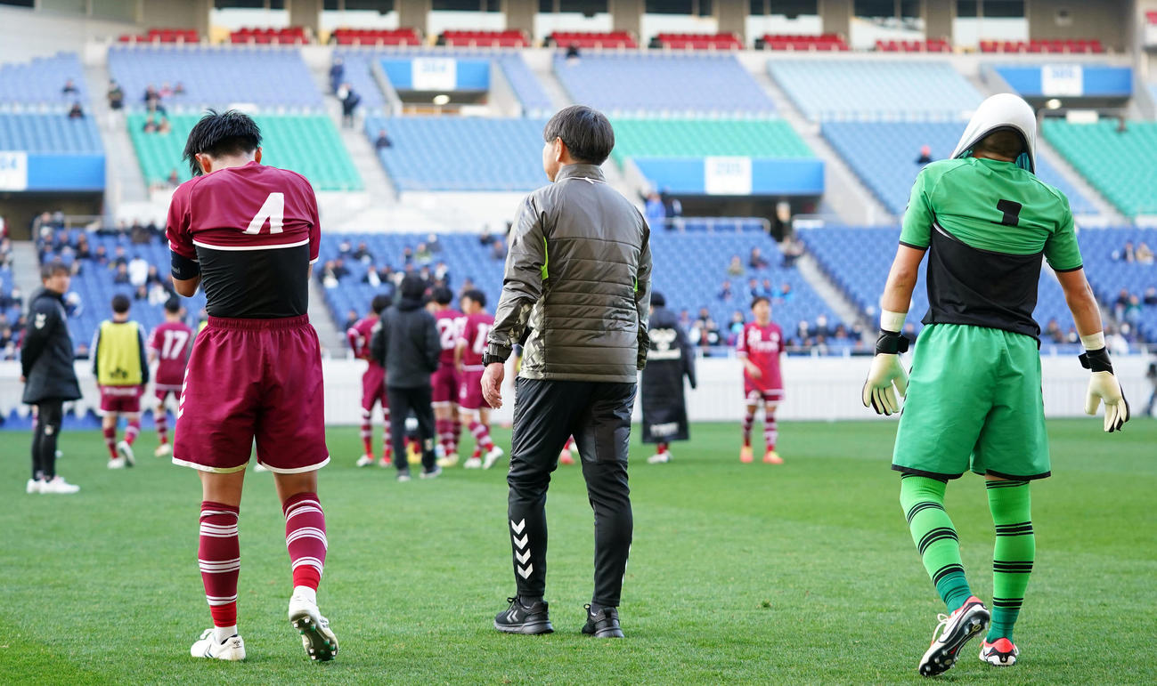 山形明正対米子北　試合に敗れ涙を流す山形明正・松田（左）とGK酒井（撮影・横山健太）