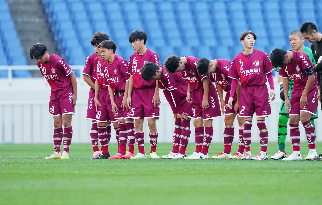 山形明正対米子北　試合に敗れ肩を落とすす山形明正イレブン（撮影・横山健太）