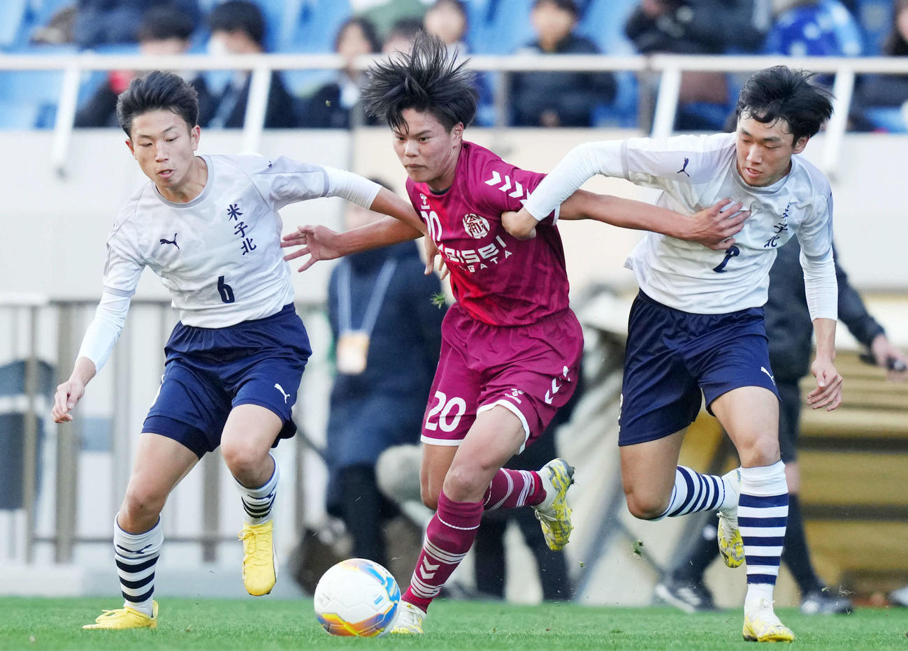 山形明正対米子北　後半、ドリブルする山形明正・仲村渠（中央）（撮影・横山健太）