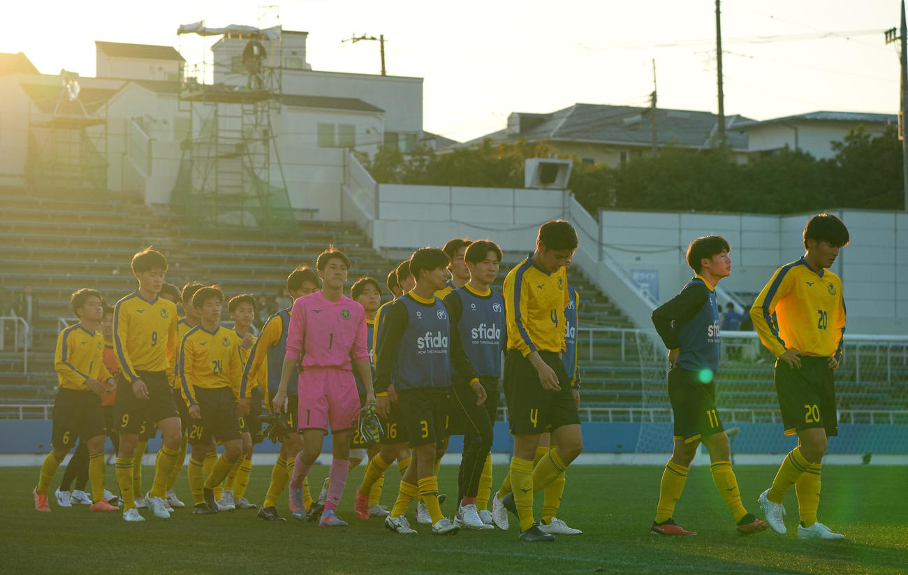 仙台育英対神戸弘陵　神戸弘陵に敗れ肩を落とす仙台育英の選手たち（撮影・垰建太）