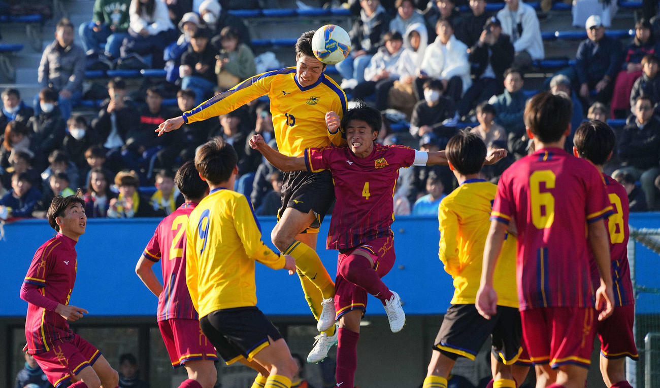仙台育英対神戸弘陵　前半、空中戦で競り合う仙台育英・菊地（中央左）と神戸弘陵・岡（同右）（撮影・垰建太）