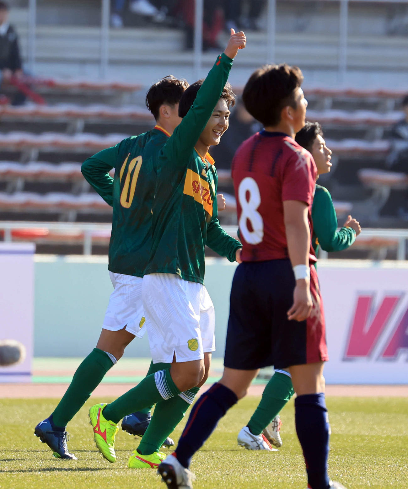 静岡学園対明徳義塾　後半、チーム3点目のゴールを決めた静岡学園・神田（中央）はスタンドにガッツポーズ（撮影・浅見桂子）