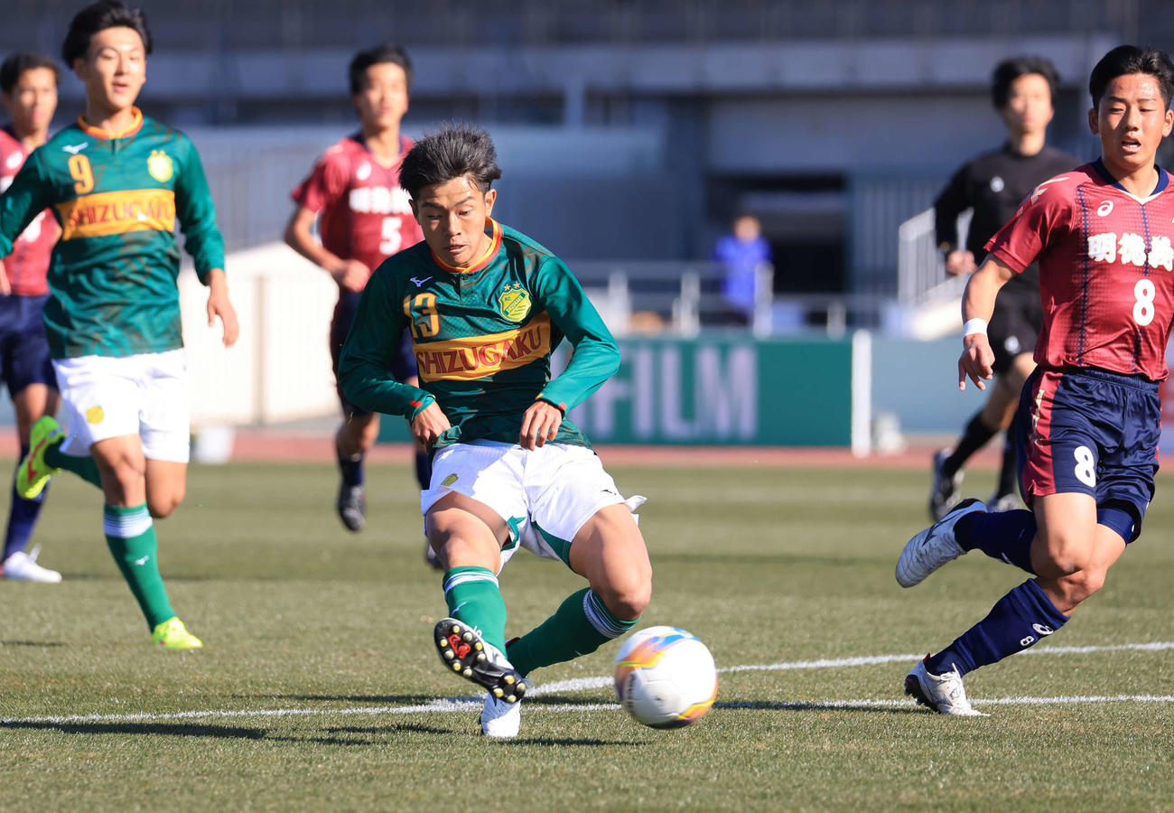 静岡学園対明徳義塾　前半、チーム2点目のゴールを決める静岡学園・野田（中央）（撮影・浅見桂子）