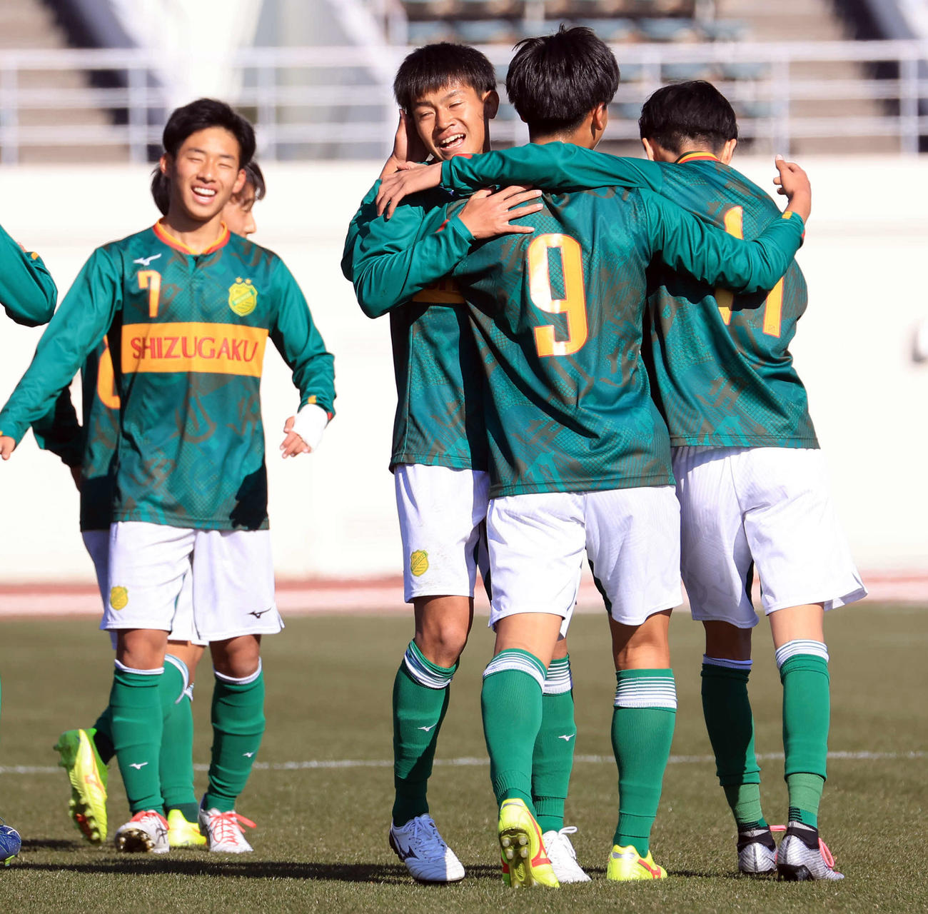 静岡学園対明徳義塾　前半、チーム2点目のゴールを決めイレブンと喜び合う静岡学園・野田（中央）（撮影・浅見桂子）