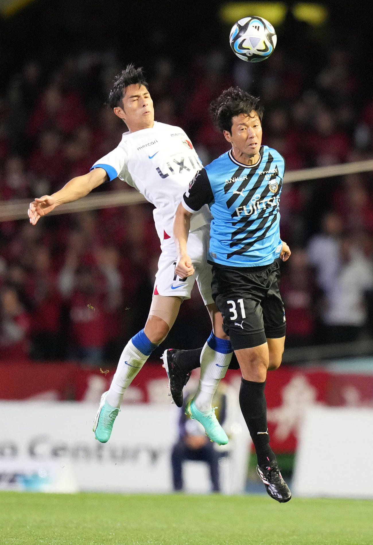 川崎F対鹿島　後半、鹿島知念（左）に競り勝つ川崎F山村（2023年11月24日撮影）