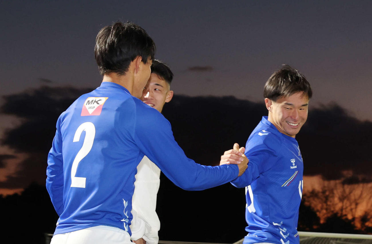 インカレ決勝進出を決め、京産大・西矢（左）と握手を交わす食野（撮影・宮地輝）