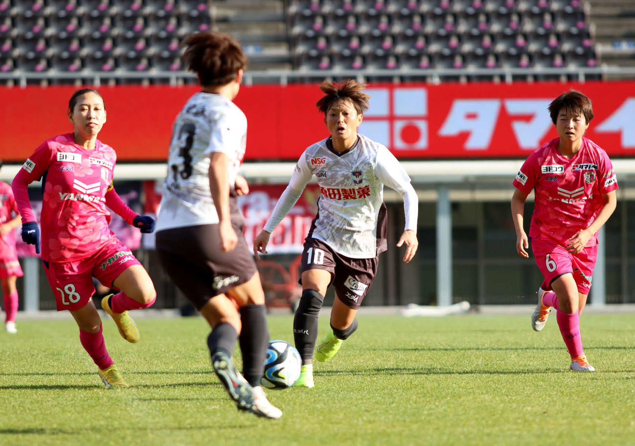 前半、パスを出す新潟レディース上尾野辺（アルビレックス新潟レディース提供）