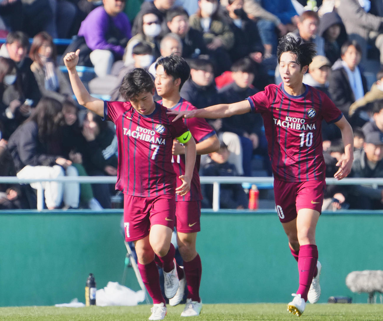 富山第一対京都橘　前半、先制のゴールを決め、喜ぶ京都橘・西川（左）（撮影・菅敏）