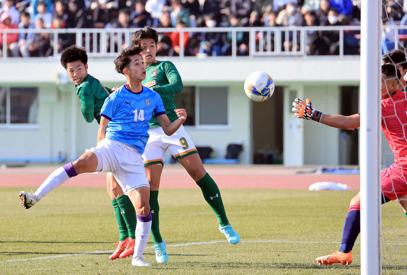 青森山田対飯塚　後半、ヘディングでゴールを決める青森山田・米谷（左）（撮影・浅見桂子）