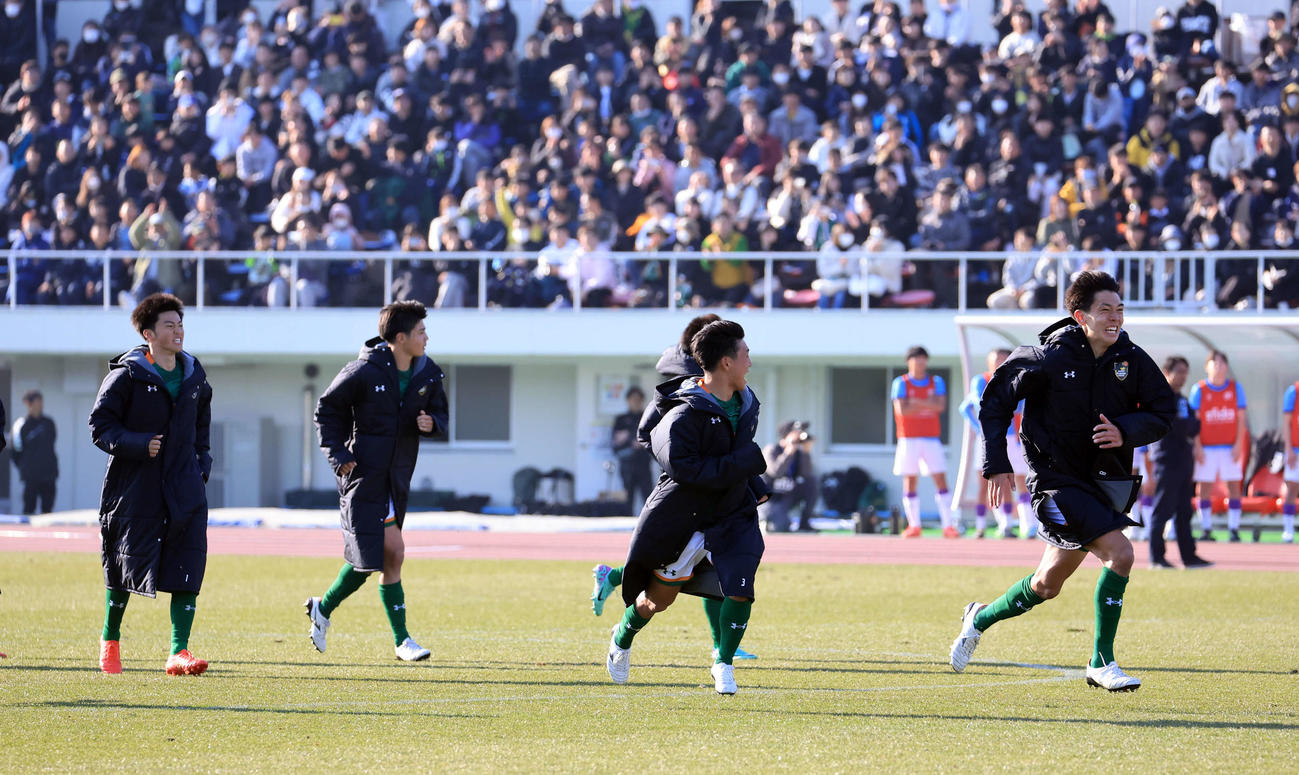 青森山田対飯塚　PK戦を制して勝利し、ほっとした表情で走り出す青森山田イレブン（撮影・浅見桂子）