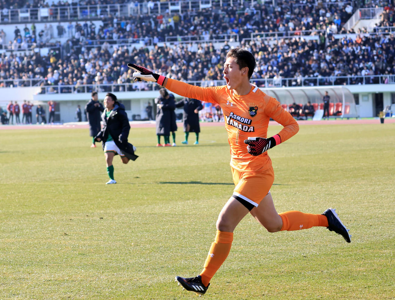 青森山田対飯塚　PK戦を制して勝利し、スタンドに向かって笑顔で走るGK鈴木（手前）ら青森山田イレブン（撮影・浅見桂子）