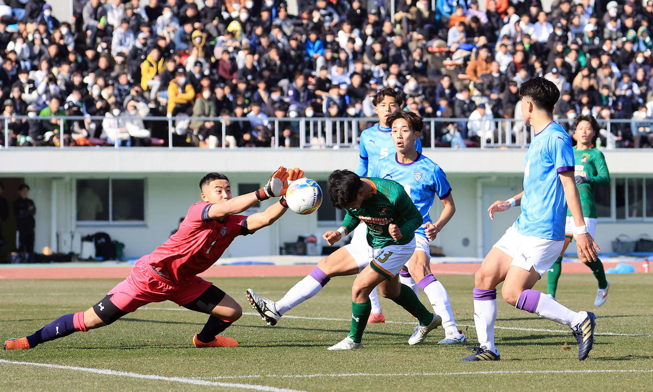 青森山田対飯塚　前半、ヘディングシュートを放つ青森山田・福島（中央）だが、飯塚GK松崎に阻まれる（撮影・浅見桂子）