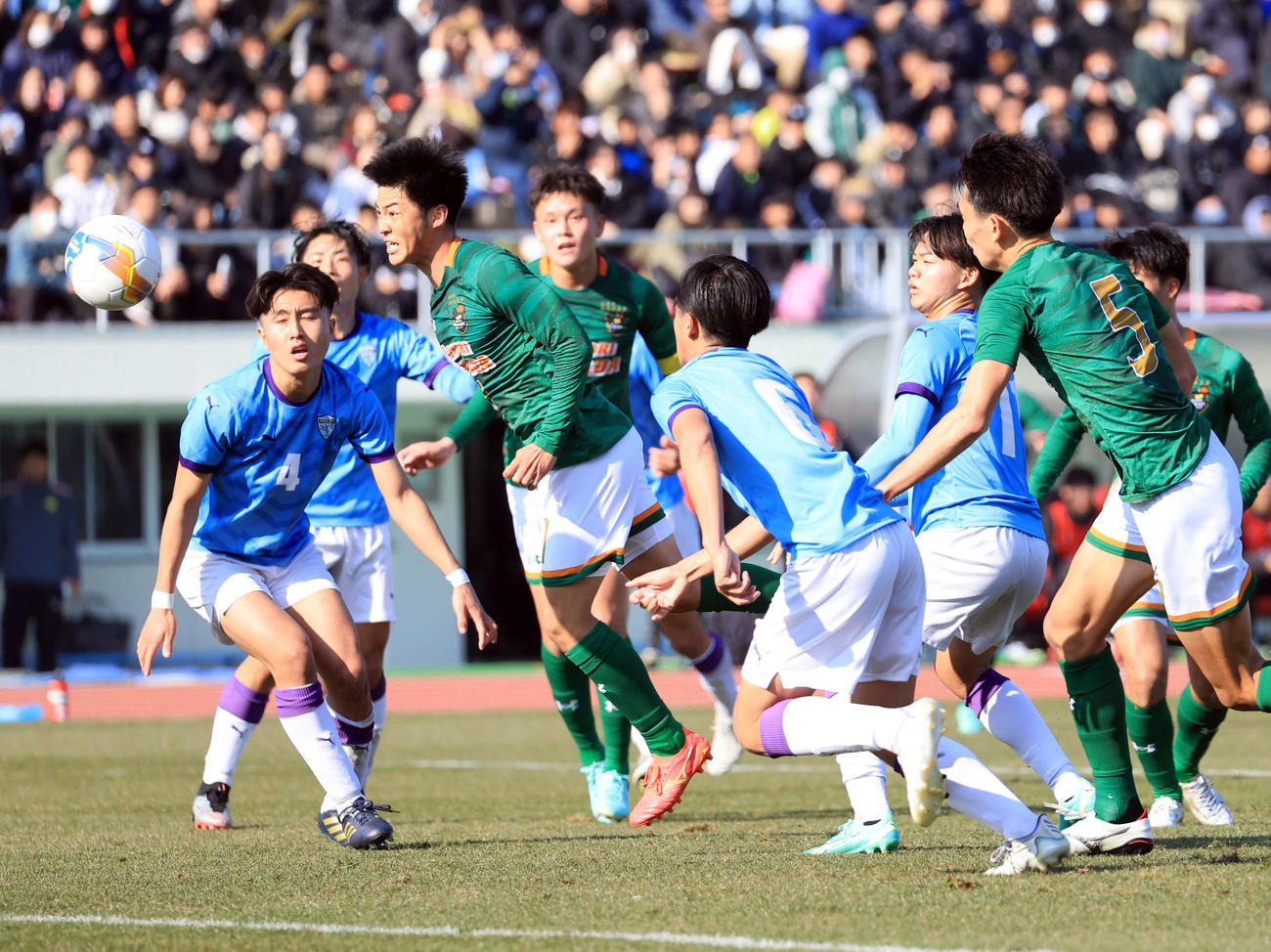 青森山田対飯塚　前半、ヘディングシュートを放つ青森山田・米谷（左から2人目）（撮影・浅見桂子）