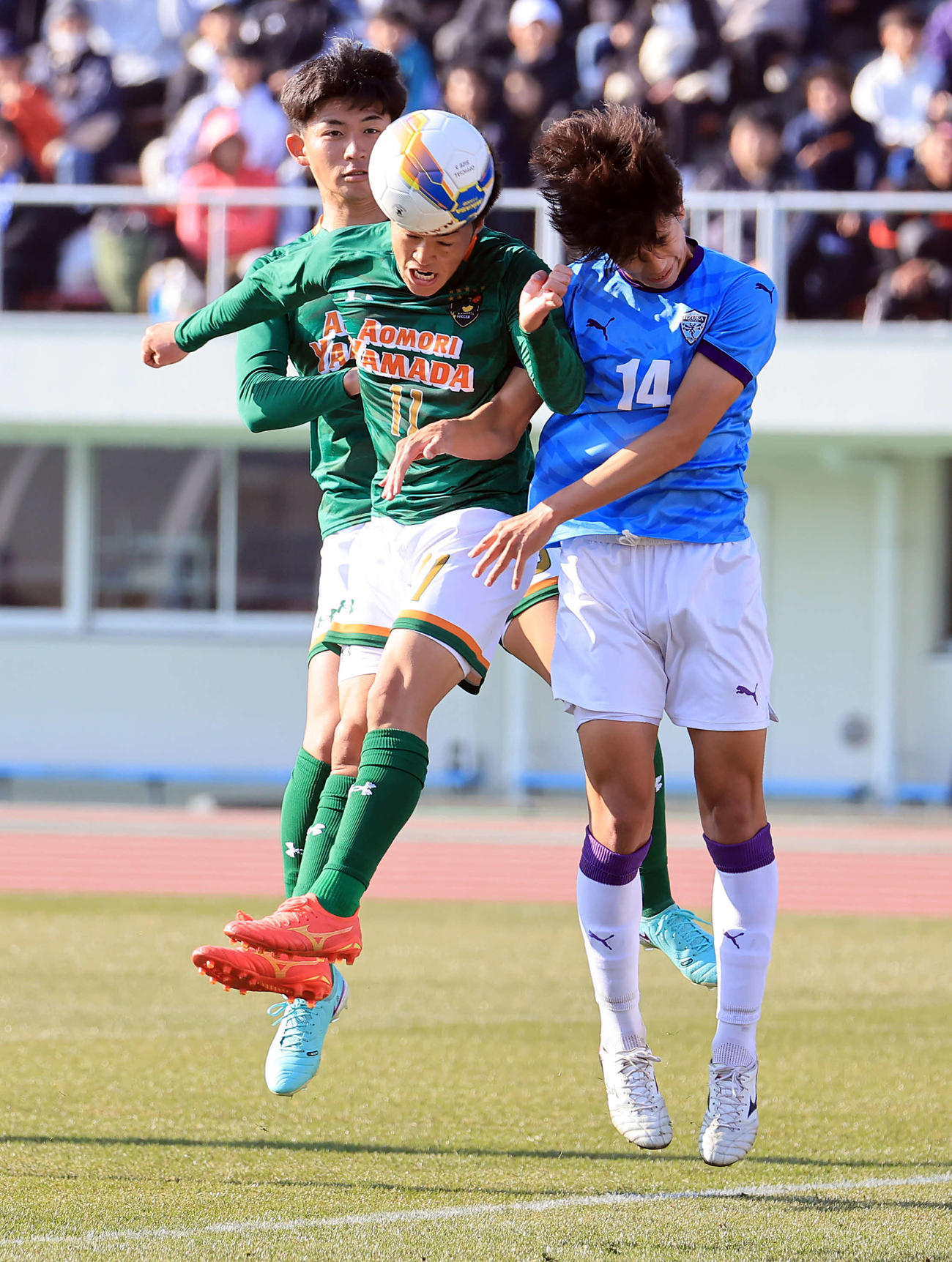 青森山田対飯塚　後半、ヘディングでゴールを決める青森山田・米谷（左）（撮影・浅見桂子）