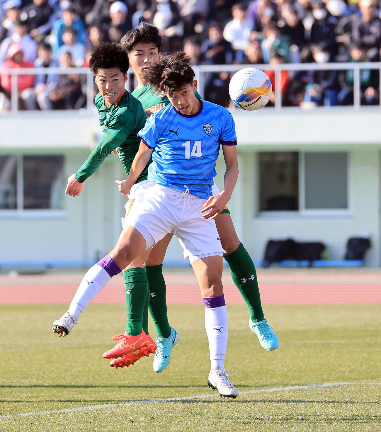 青森山田対飯塚　後半、ヘディングでゴールを決める青森山田・米谷（左）（撮影・浅見桂子）