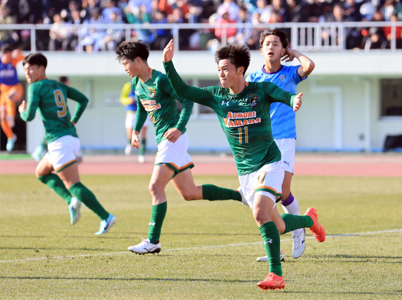 青森山田対飯塚　後半、ヘディングでゴールを決め、手を広げて喜ぶ青森山田・米谷（手前）（撮影・浅見桂子）