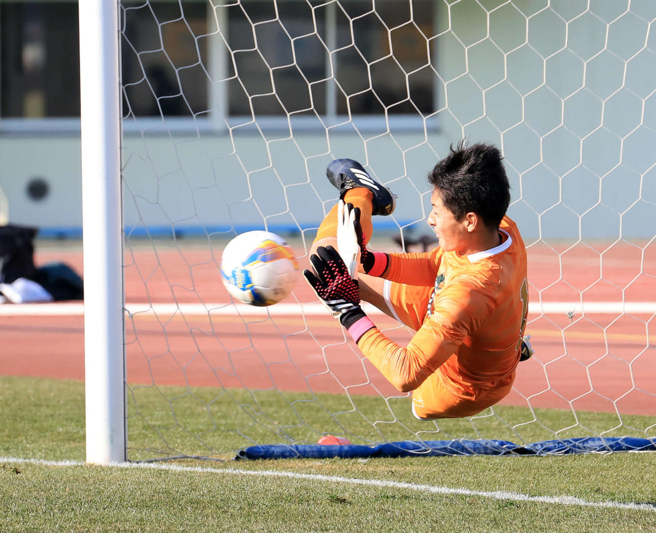 青森山田対飯塚　PK戦の2本目を止める青森山田GK鈴木将永（撮影・浅見桂子）
