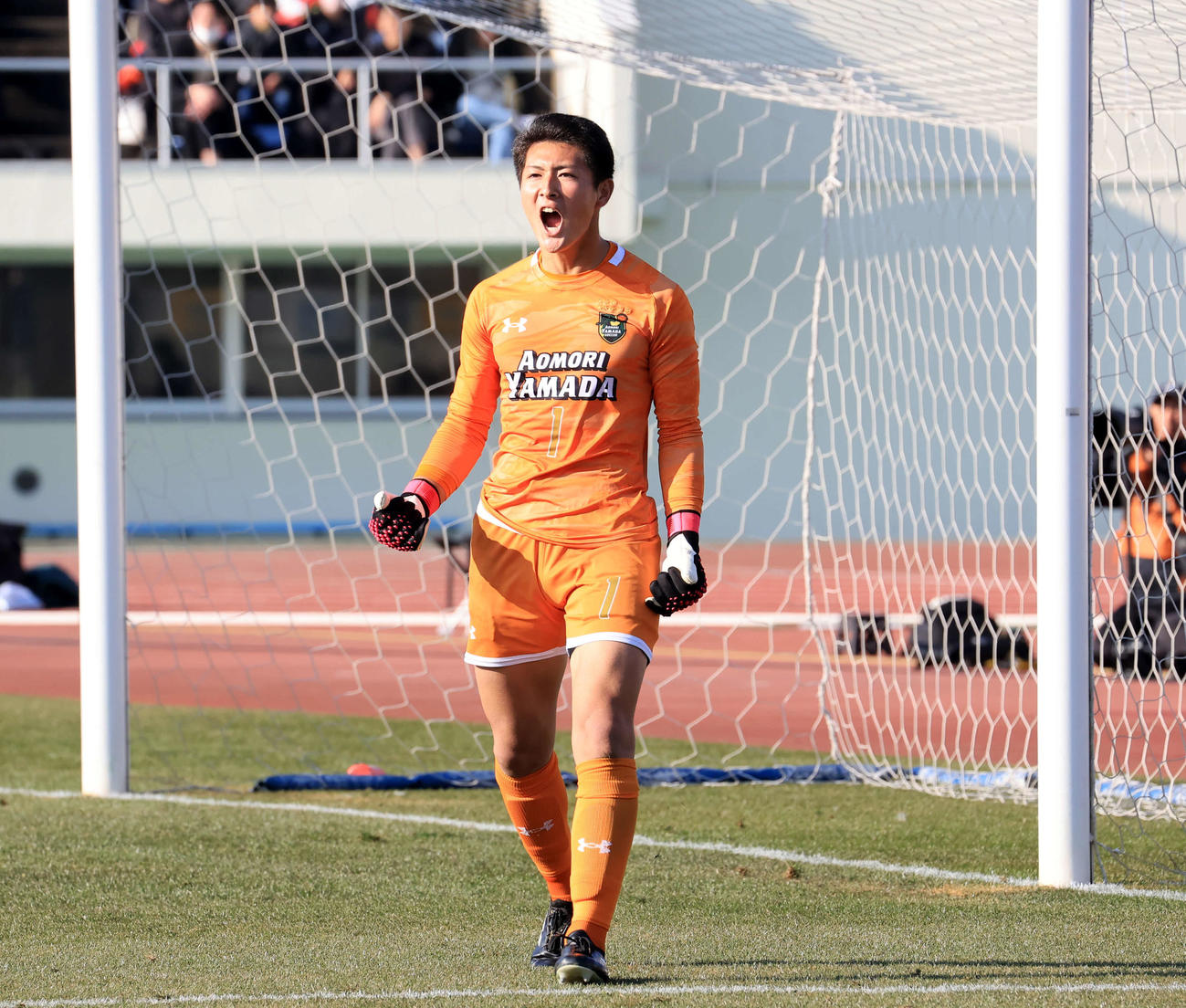 青森山田対飯塚　PK戦の2本目を止めた青森山田GK鈴木はスタンドに向かって雄たけびを上げる（撮影・浅見桂子）