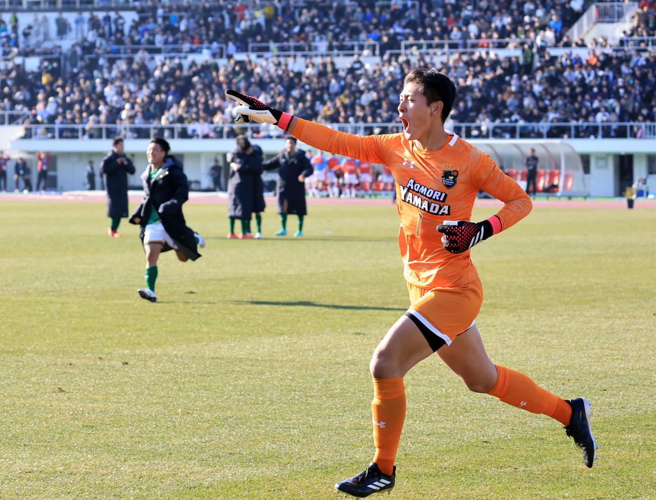 青森山田対飯塚　PK戦を制して勝利し、スタンドに向かって笑顔で走るGK鈴木（手前）ら青森山田イレブン（撮影・浅見桂子）