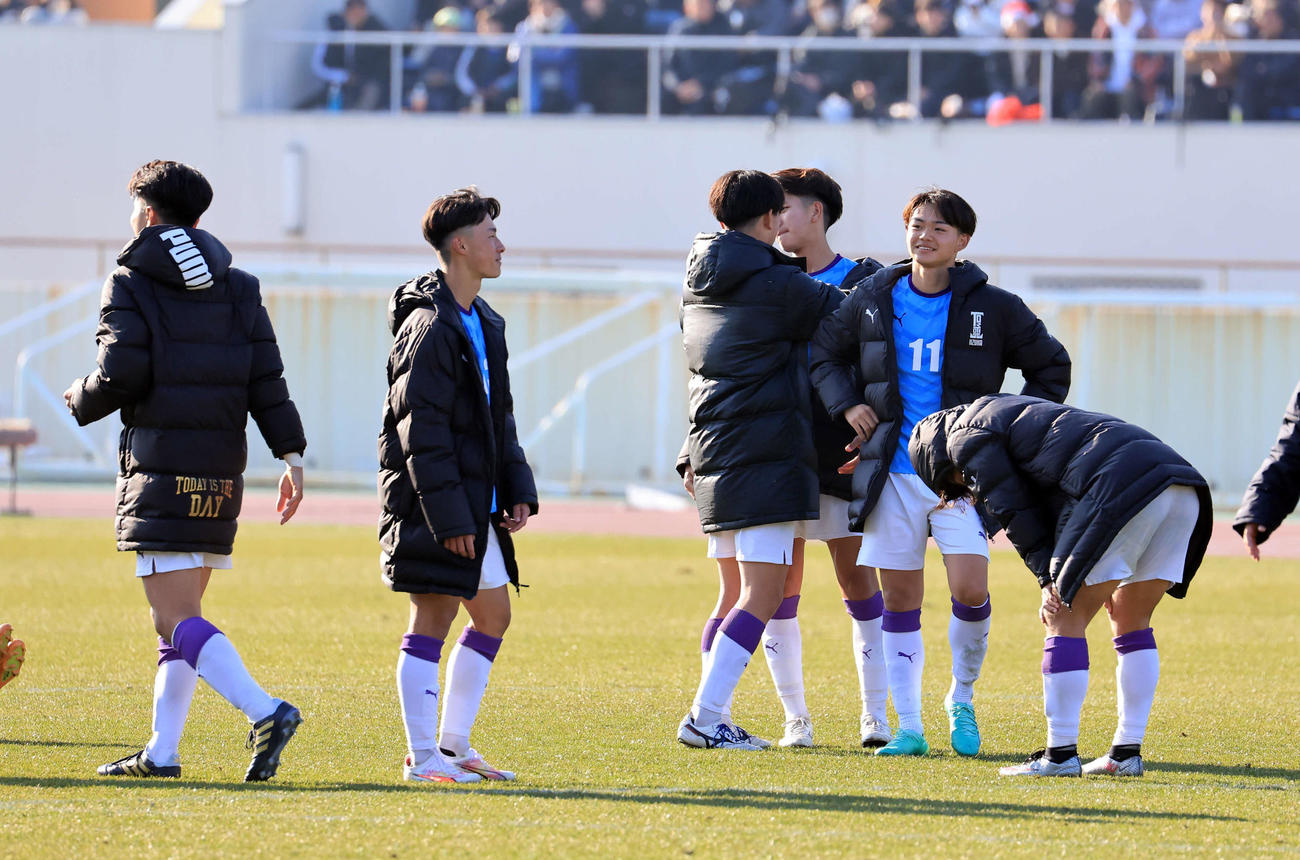 青森山田対飯塚　PK戦で敗れ、がっくりの飯塚イレブンだが表情はすがすがしかった（撮影・浅見桂子）