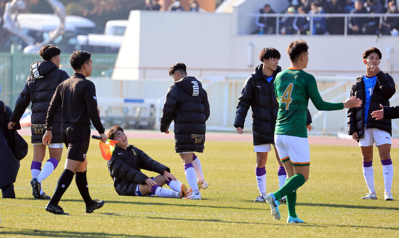 青森山田対飯塚　PK戦で敗れ、がっくりの飯塚イレブンだが表情はすがすがしかった（撮影・浅見桂子）