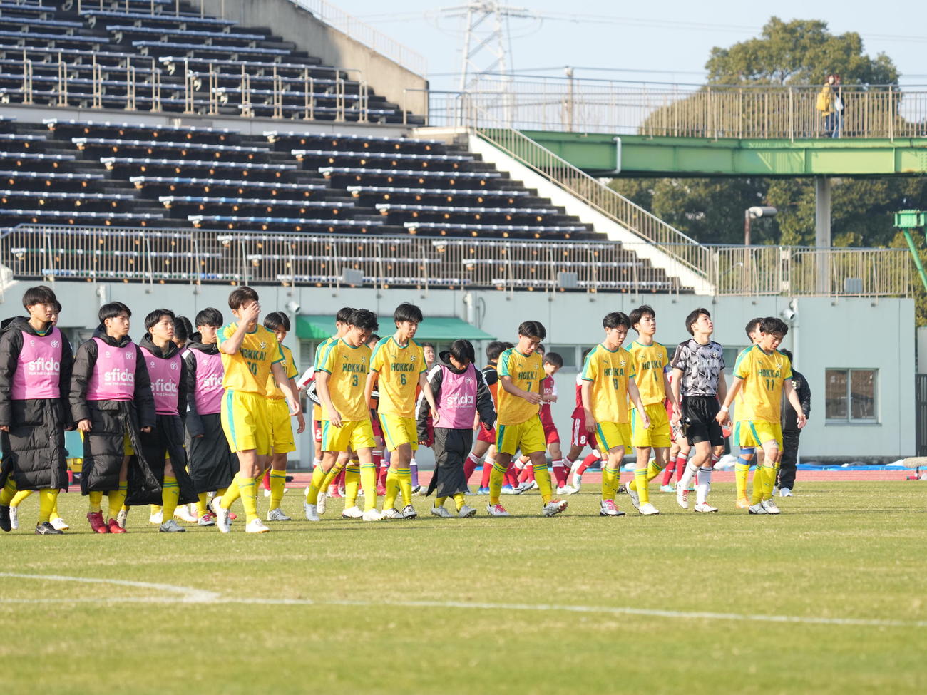 全国高校サッカー選手権大会2回戦　北海対名古屋　2回戦で敗退しがっくりする北海イレブン（撮影・小沢裕）